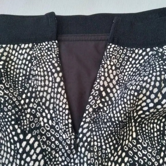ANN TAYLOR Knit Knee High Waisted Pencil Skirt Mosaic print Black/white. (S) - Picture 11 of 16